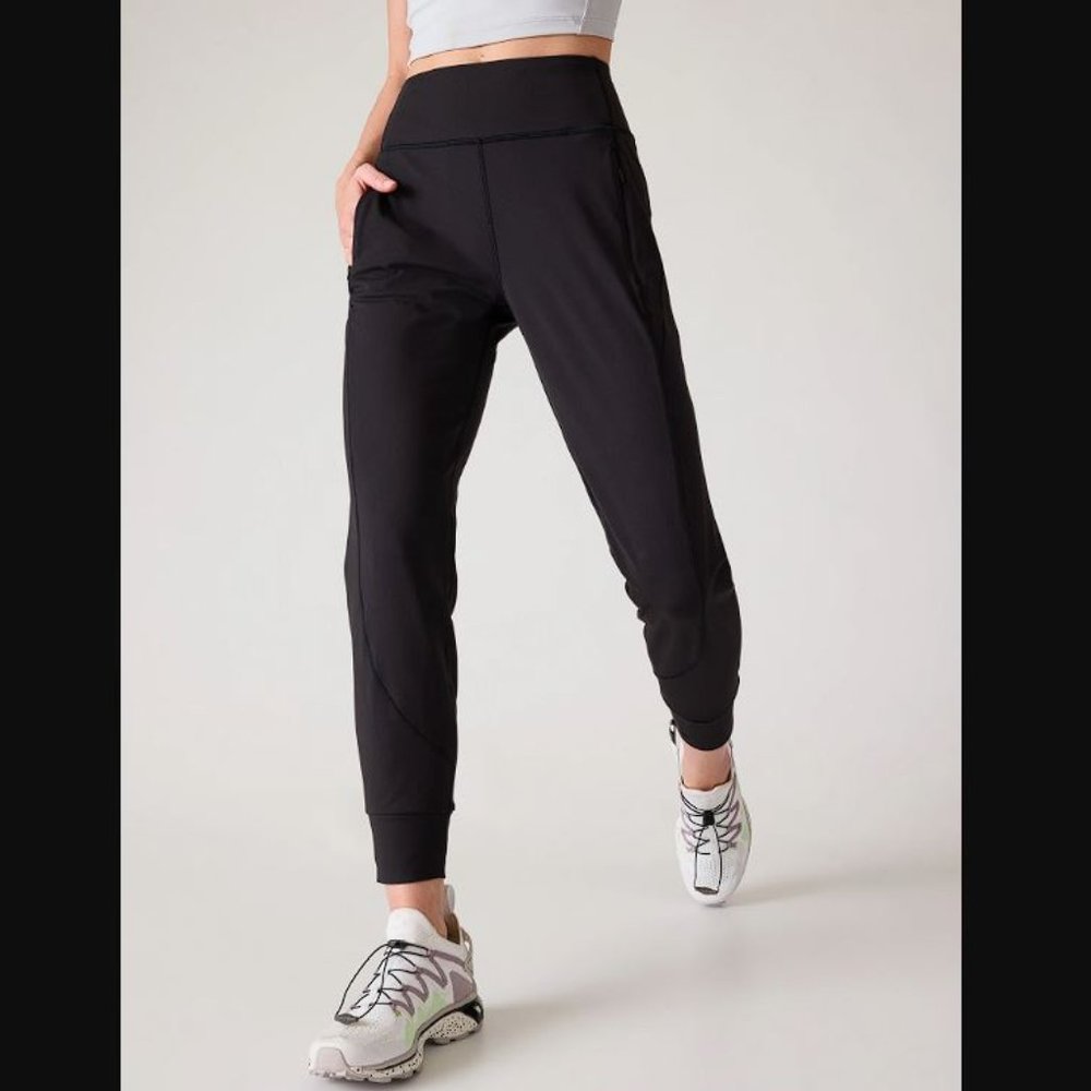 Athleta Rainier Jogger in size M